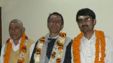 Photo of समुन्द्रको छालले हुत्याउँदा ताली बजाउने माधव गुरु