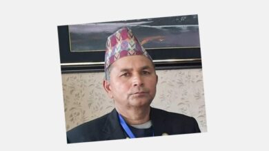 Photo of गिलासमा रेड लेवल हाल्दै साेधिन्, ‘पानी पर्छ ?’